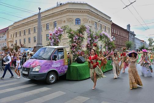 парад цветочных композиций на улице Куйбышева