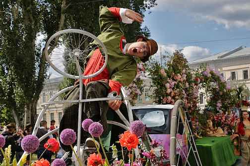 участник парада цветов