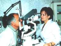 офтальмолог обследует пациента