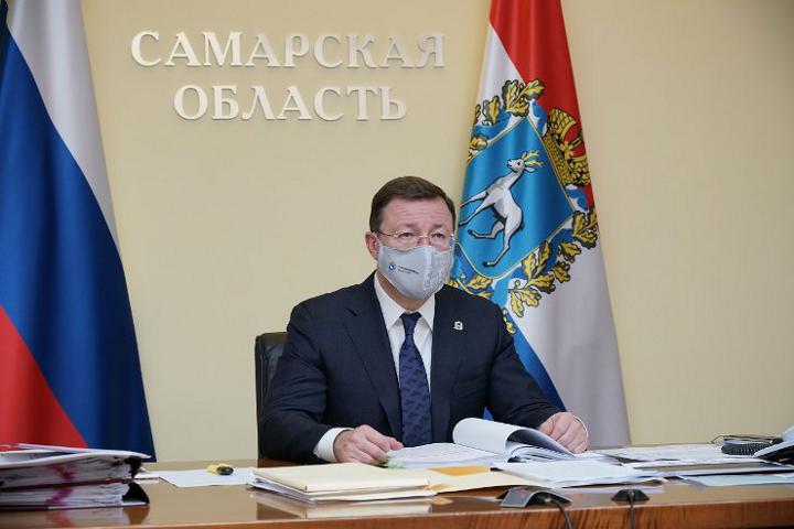 Дмитрий Азаров в маске