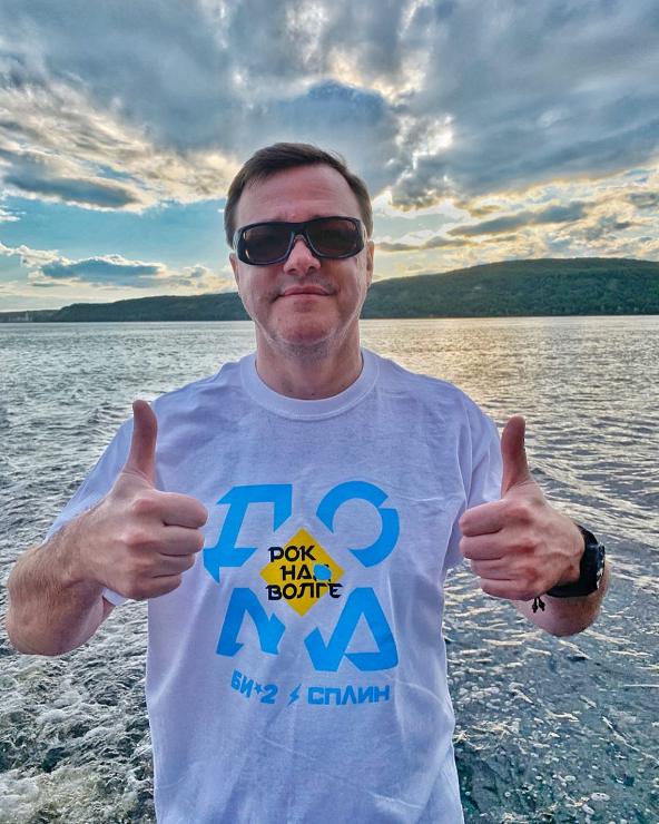 Дмитрий Азаров в майке Рок на Волге
