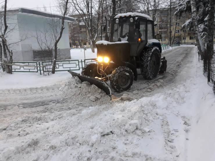 Трактора чистят дороги. Трактор снег. Очистка снега трактором. Трактор зимой. Трактор для чистки снега.