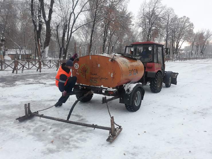 Заливка катка в самарском парке Дружбы