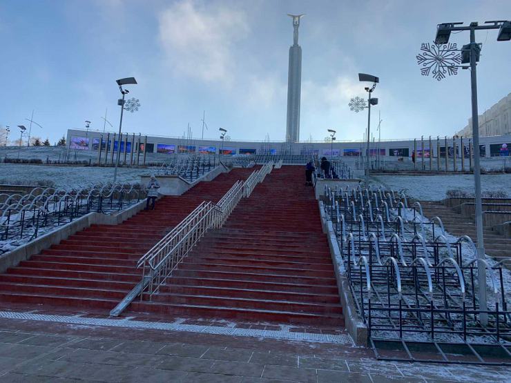 Новогоднее украшение площади Славы