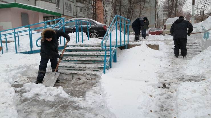уборка снега лопатами
