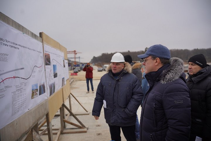 Дмитрий Азаров на месте строительства моста в Самарской области