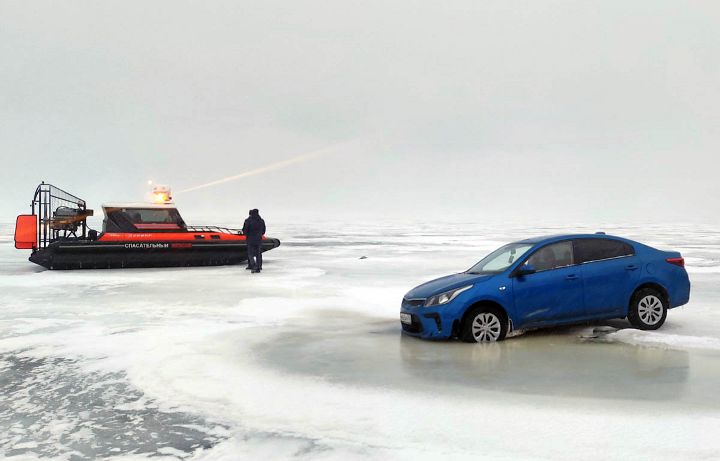 Авто провалилось в промоину