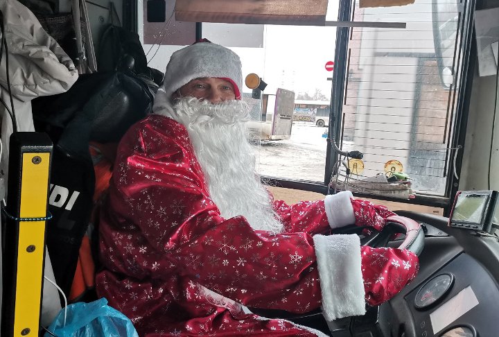 Дед Мороз в автобусе