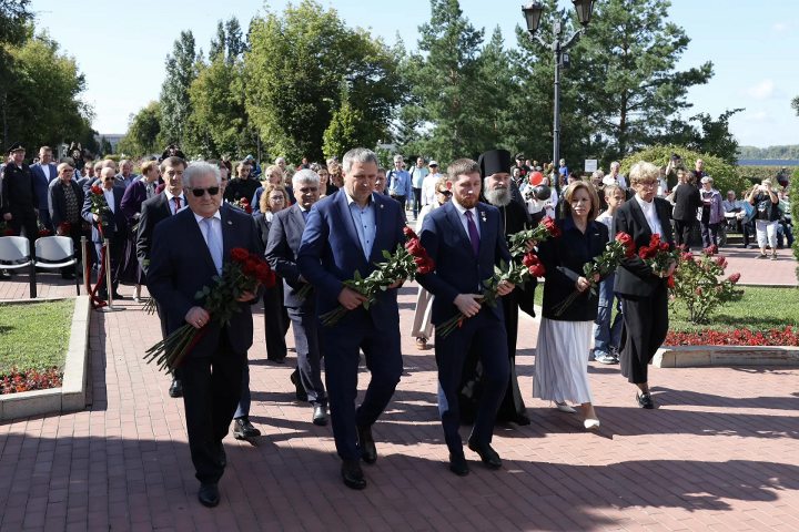 возложение цветов