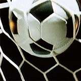 Футбольный мяч в сетке ворот